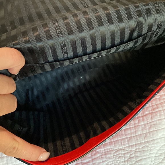 ✨Red VS Purse with wristlet✨ - Picture 6 of 10